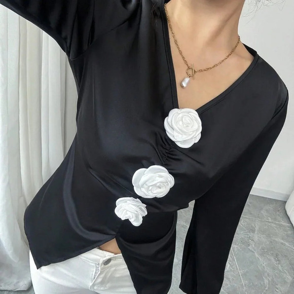 Black Elegant Women's Flowered V-Neck Flare Sleeve Waisted Long Sleeve Blouse - Picture 4 of 6